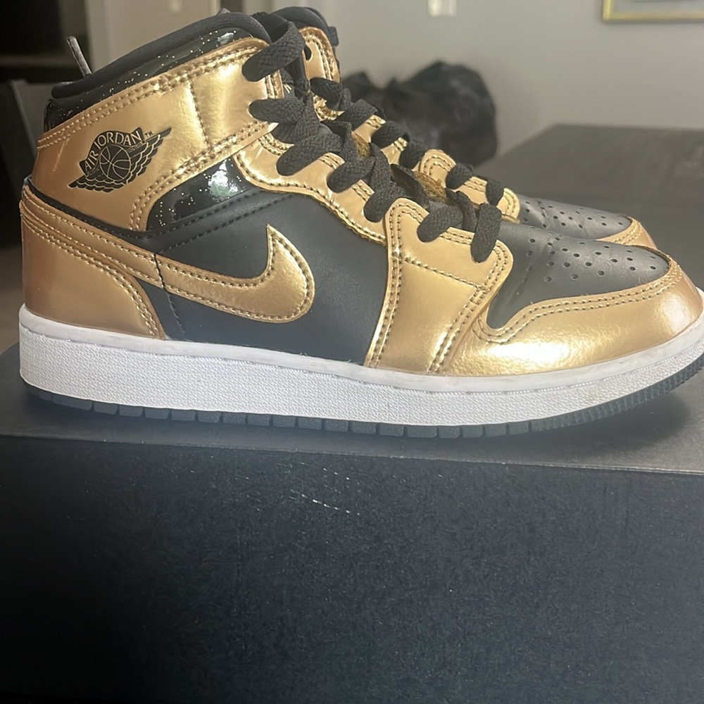 Air Jordan 1 Mid SE (GS) - Size 4Y (Black/Gold)